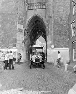 883694 Afbeelding van de optocht met historische autobussen en trams te Utrecht ter gelegenheid van 75 jaar ...